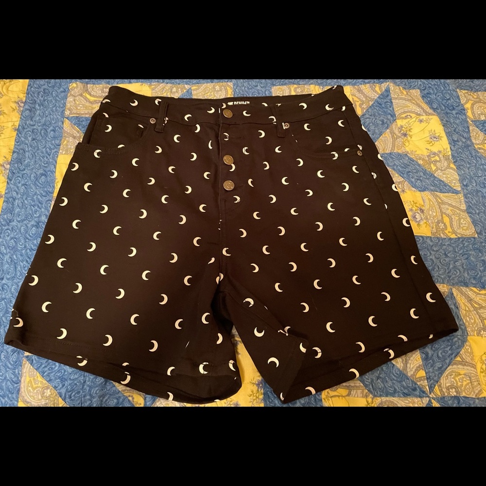 Women’s Hot Topic Black Shorts With Moons Size 11